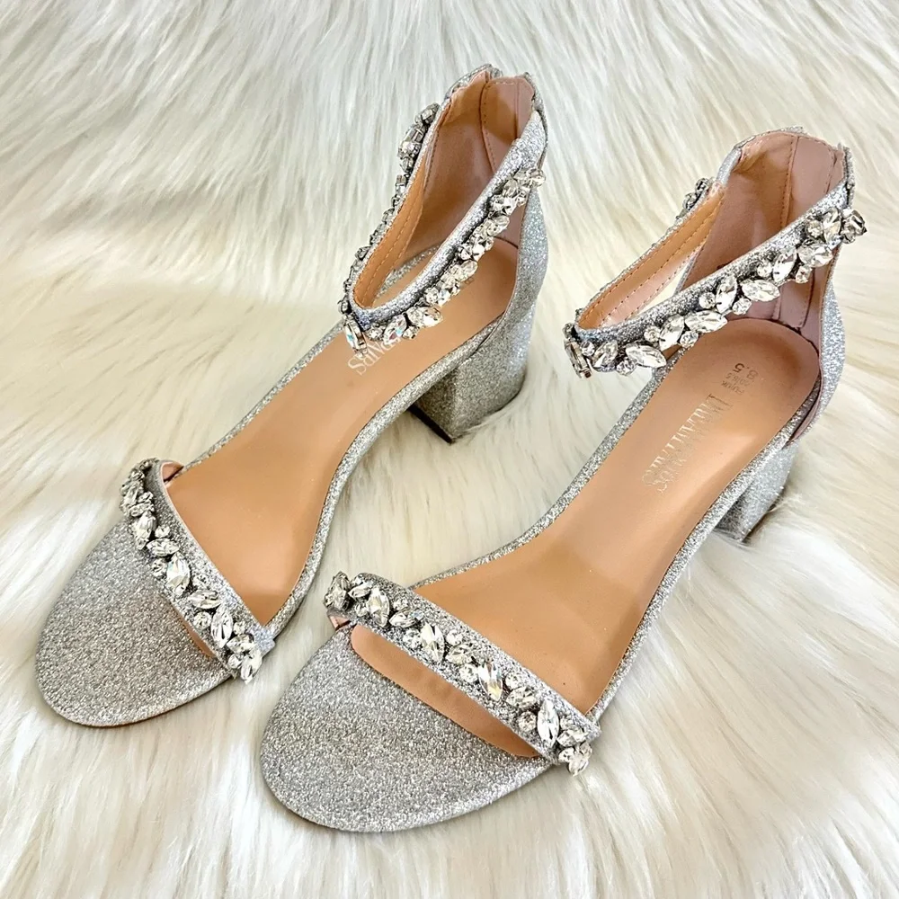 NWOT DREAM PAIRS Women's Low Chunk Heel Silver Sparkling Prom Sandals Size 8.5